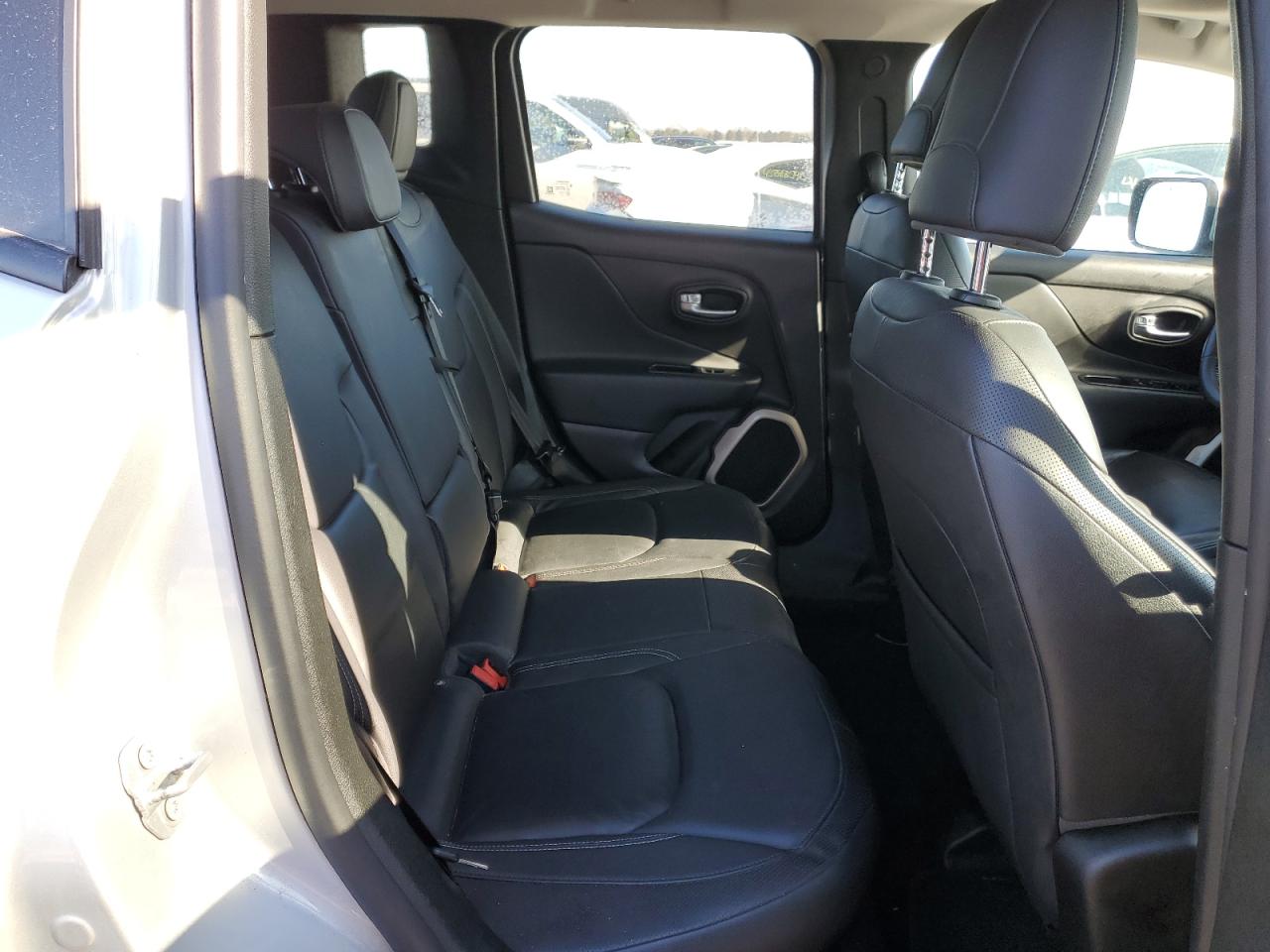 2017 Jeep Renegade - Image 11