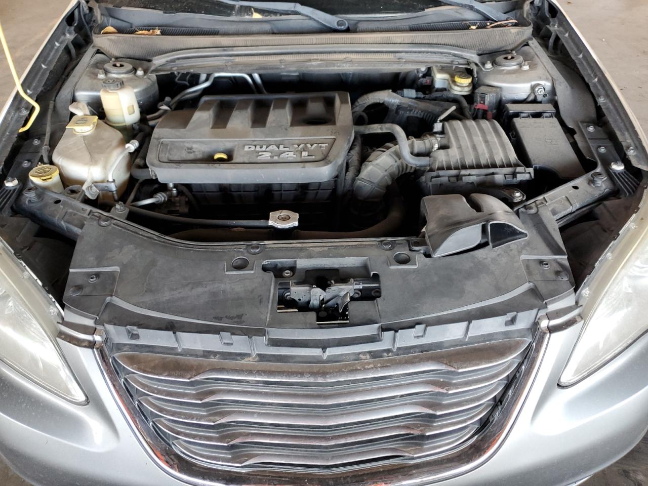 2013 Chrysler 200 - Image 11