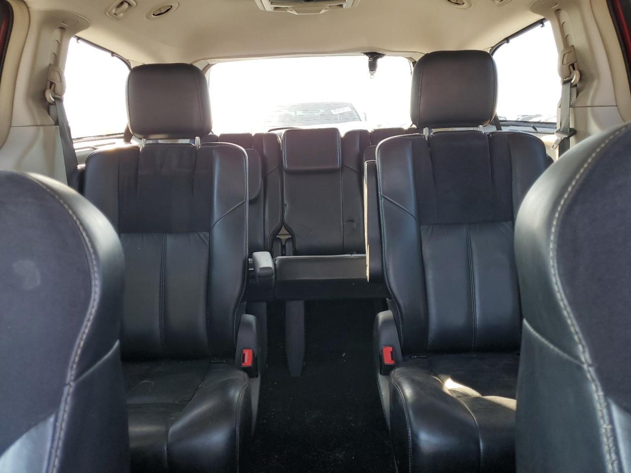 2011 Chrysler Town & Country - Image 10