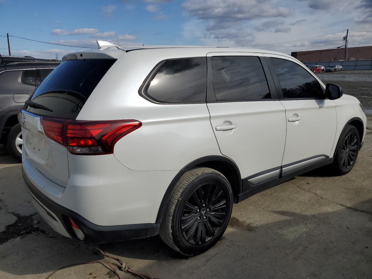 2020 Mitsubishi Outlander - Image 3