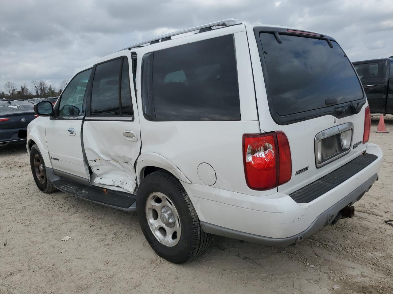 2001 Lincoln Navigator - Image 2