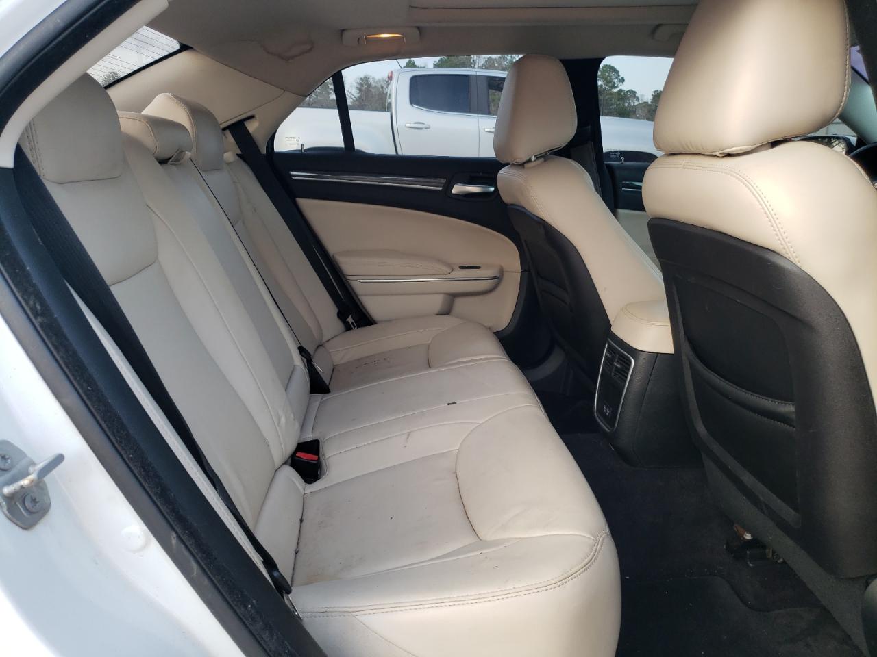 2018 Chrysler 300 - Image 10
