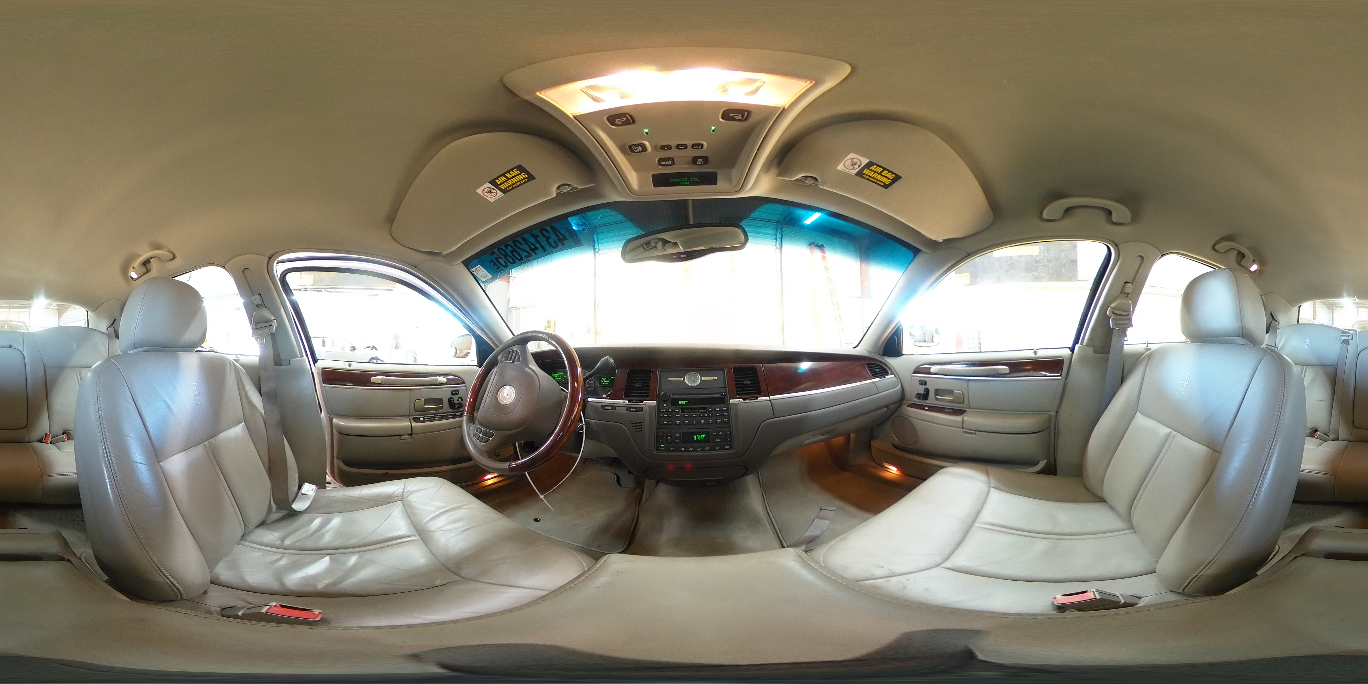 2004 Lincoln Town Car - Image 13