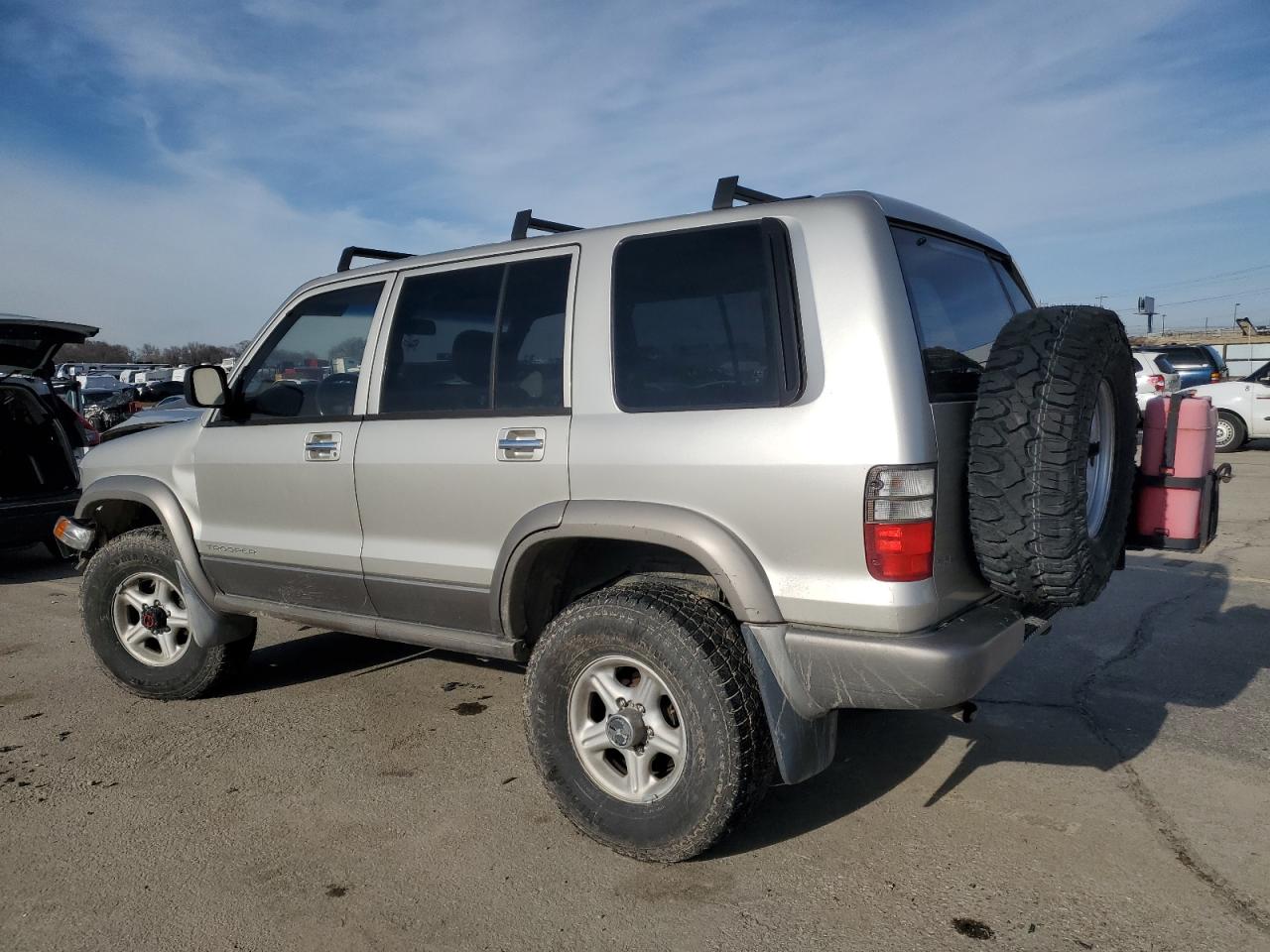 2001 Isuzu Trooper - Image 2