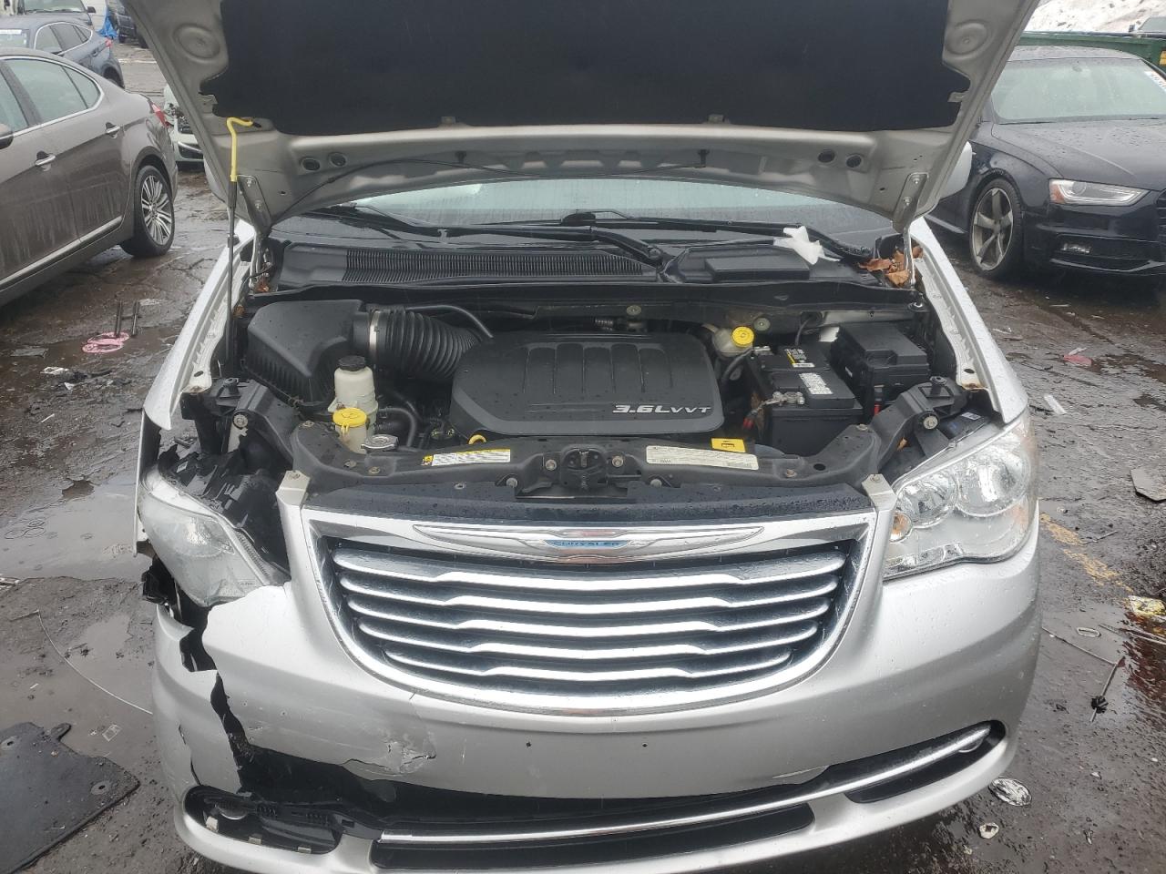 2012 Chrysler Town & Country - Image 13