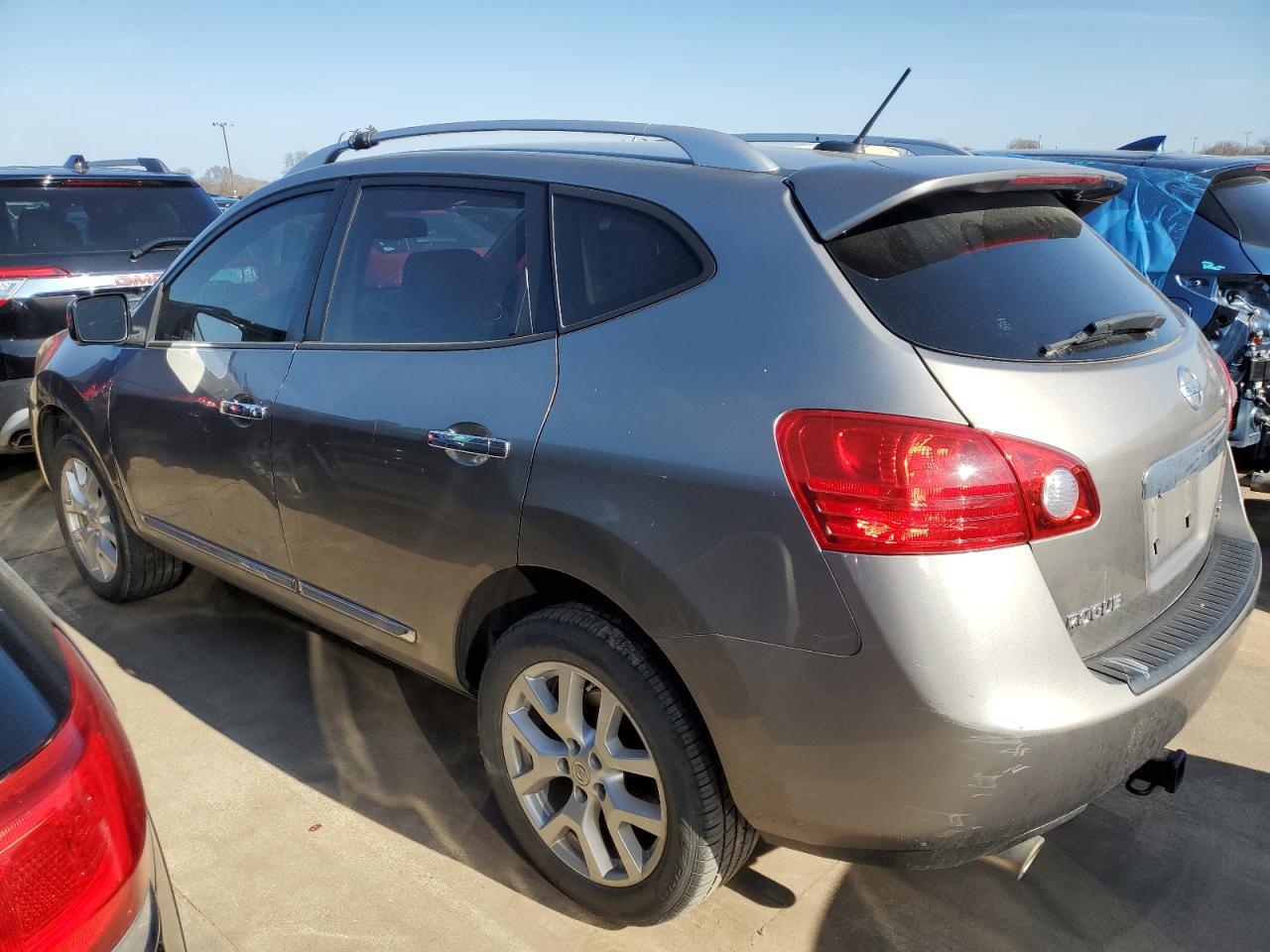 2012 Nissan Rogue - Image 2