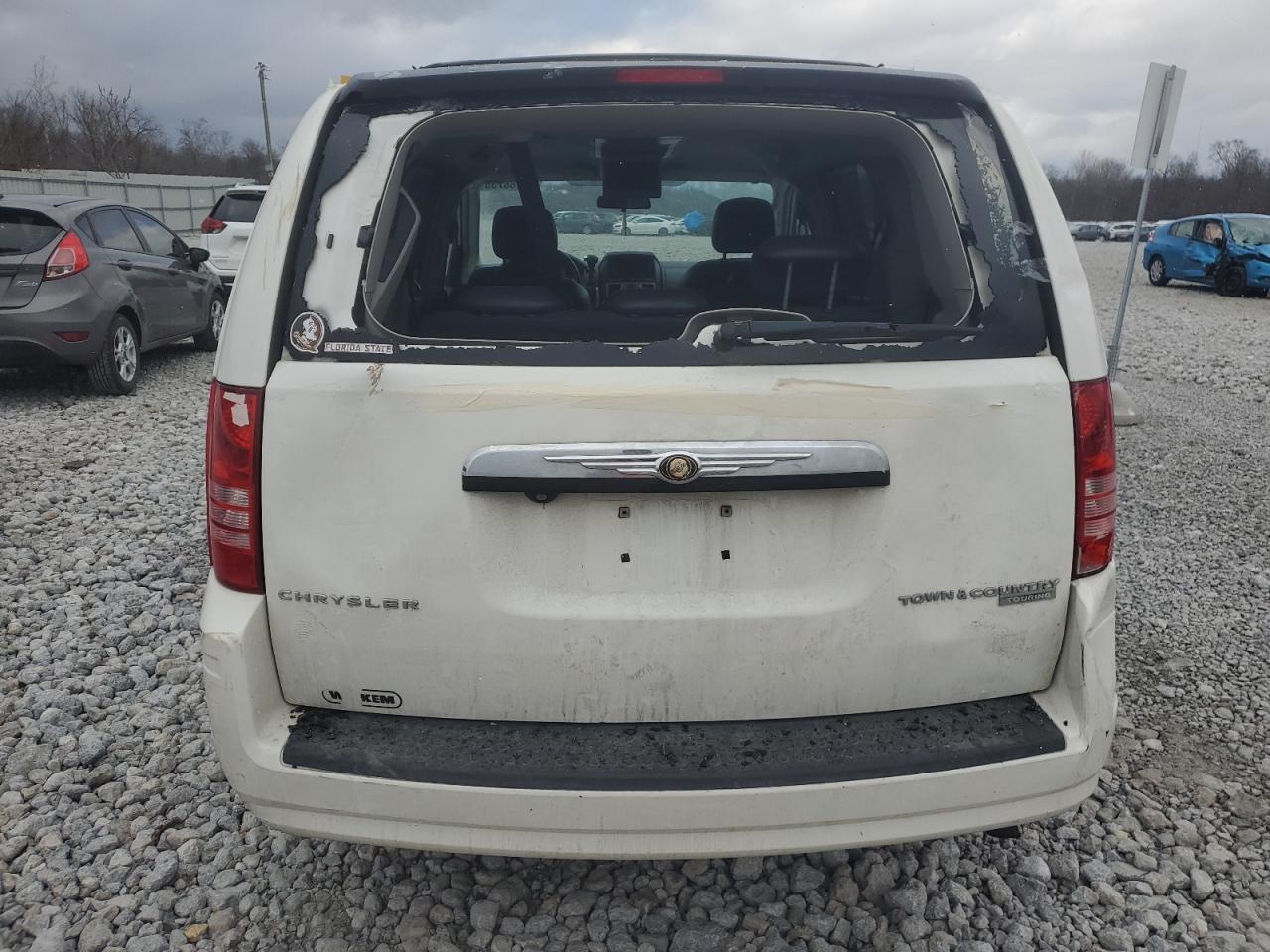 2010 Chrysler Town & Country - Image 6