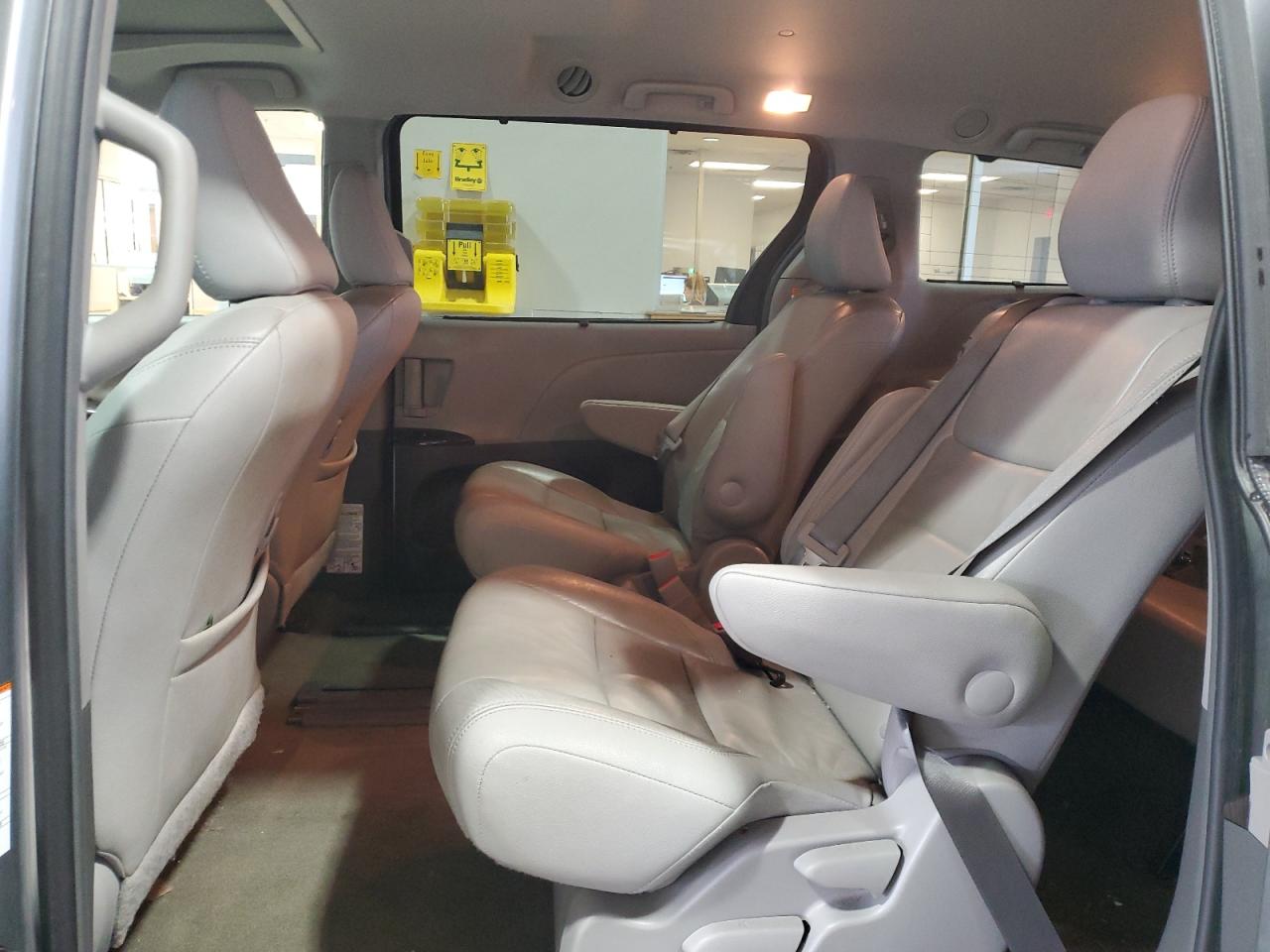 2017 Toyota Sienna - Image 11