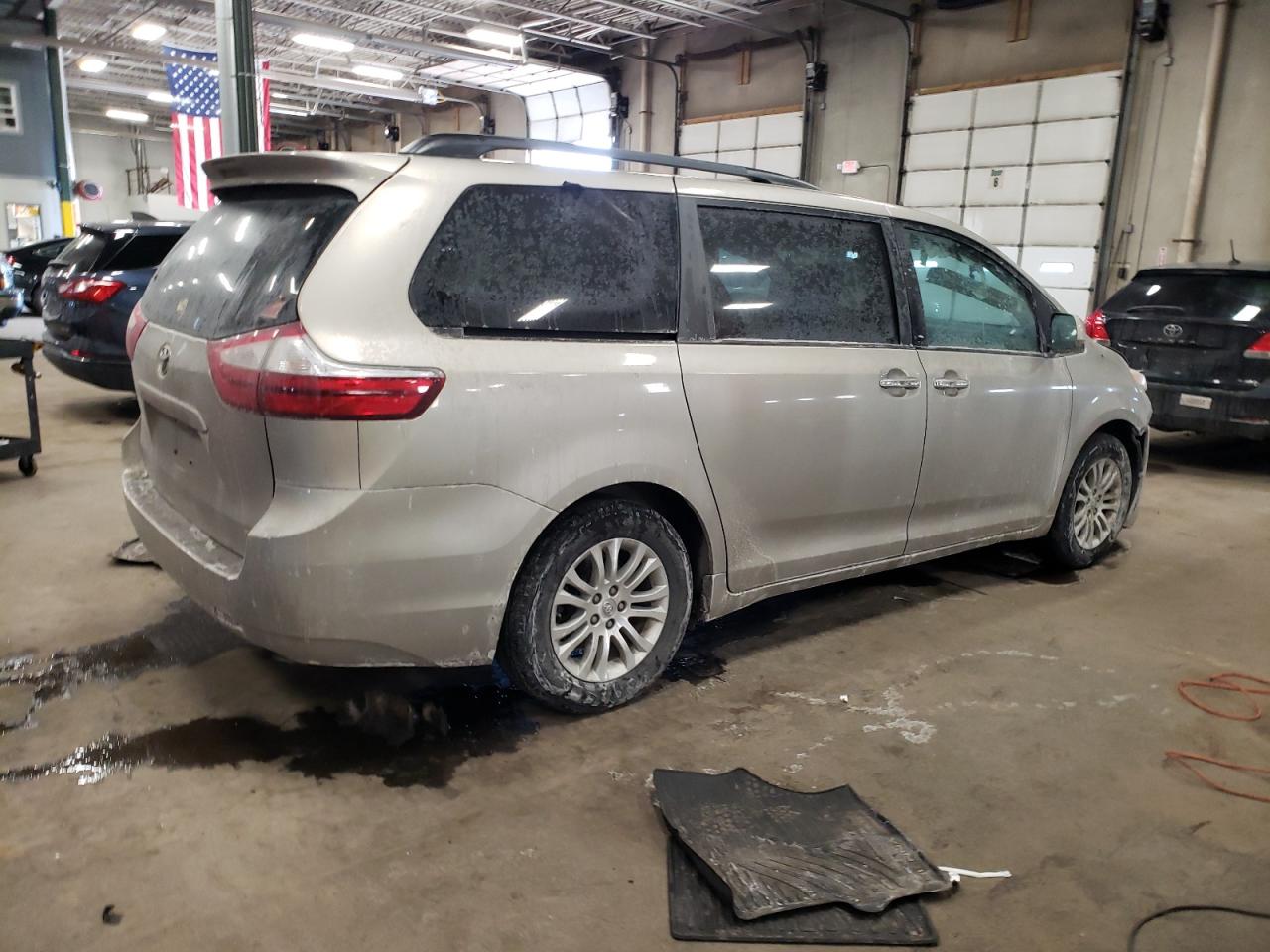 2017 Toyota Sienna - Image 3
