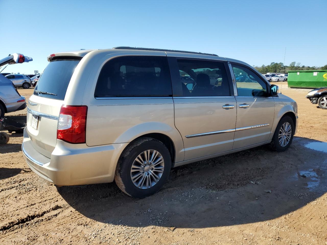 2014 Chrysler Town & Country - Image 3