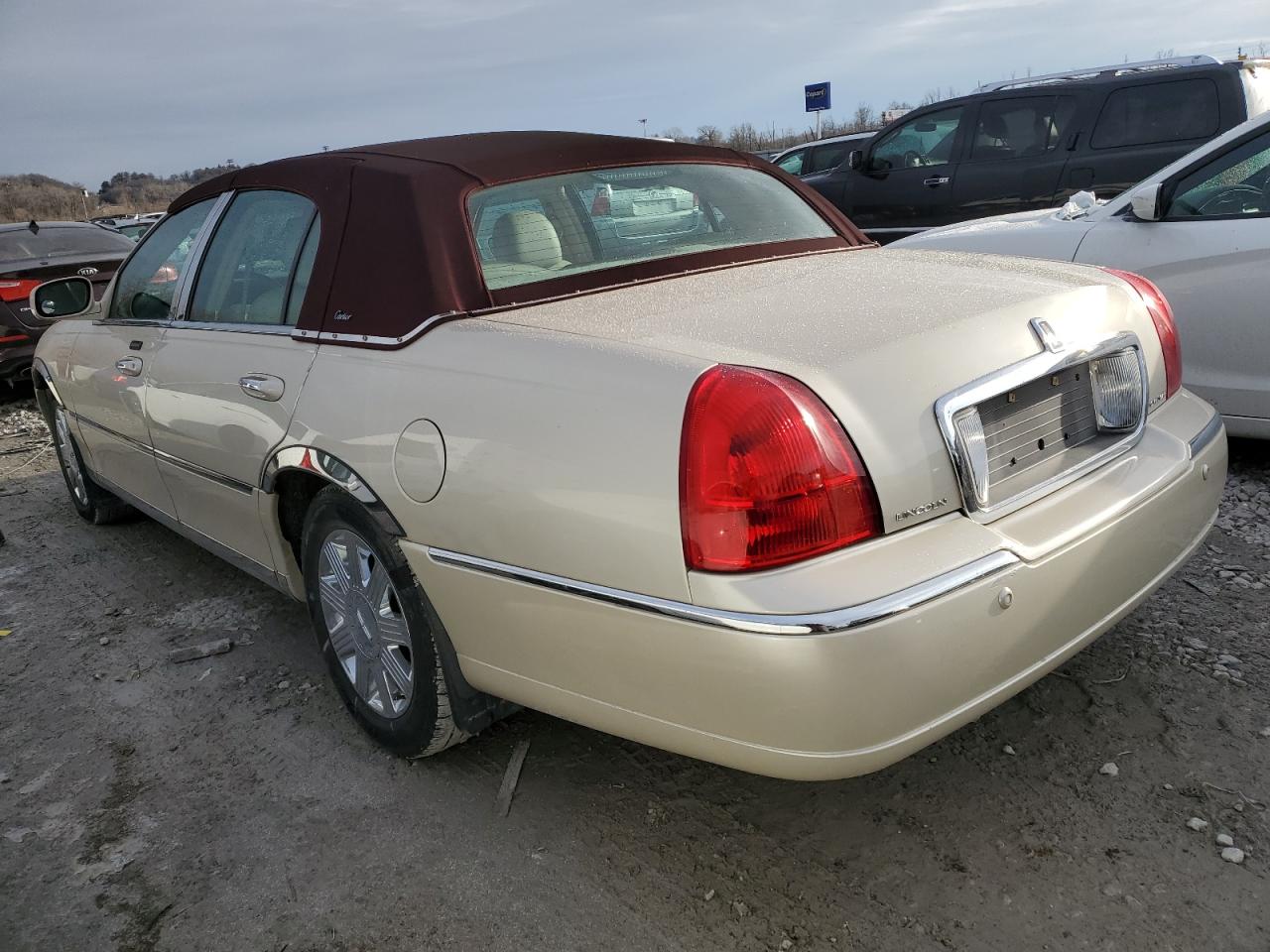 2003 Lincoln Town Car - Image 2