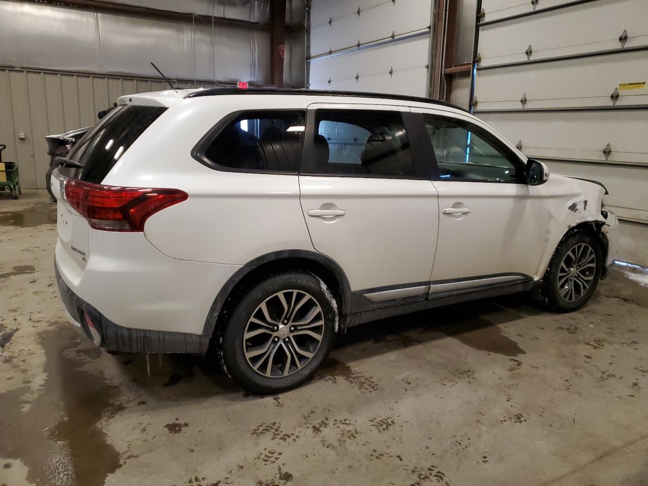 2016 Mitsubishi Outlander - Image 3