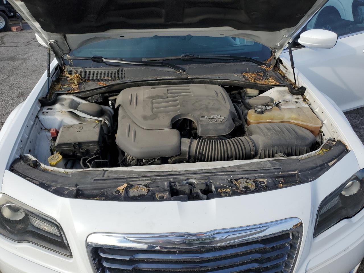 2013 Chrysler 300 - Image 11
