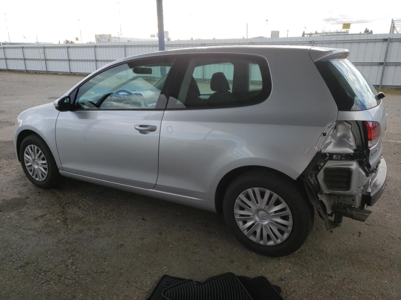 2010 Volkswagen Golf - Image 2