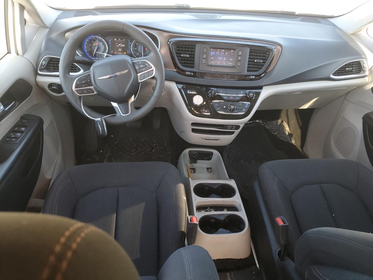 2017 Chrysler Pacifica - Image 8