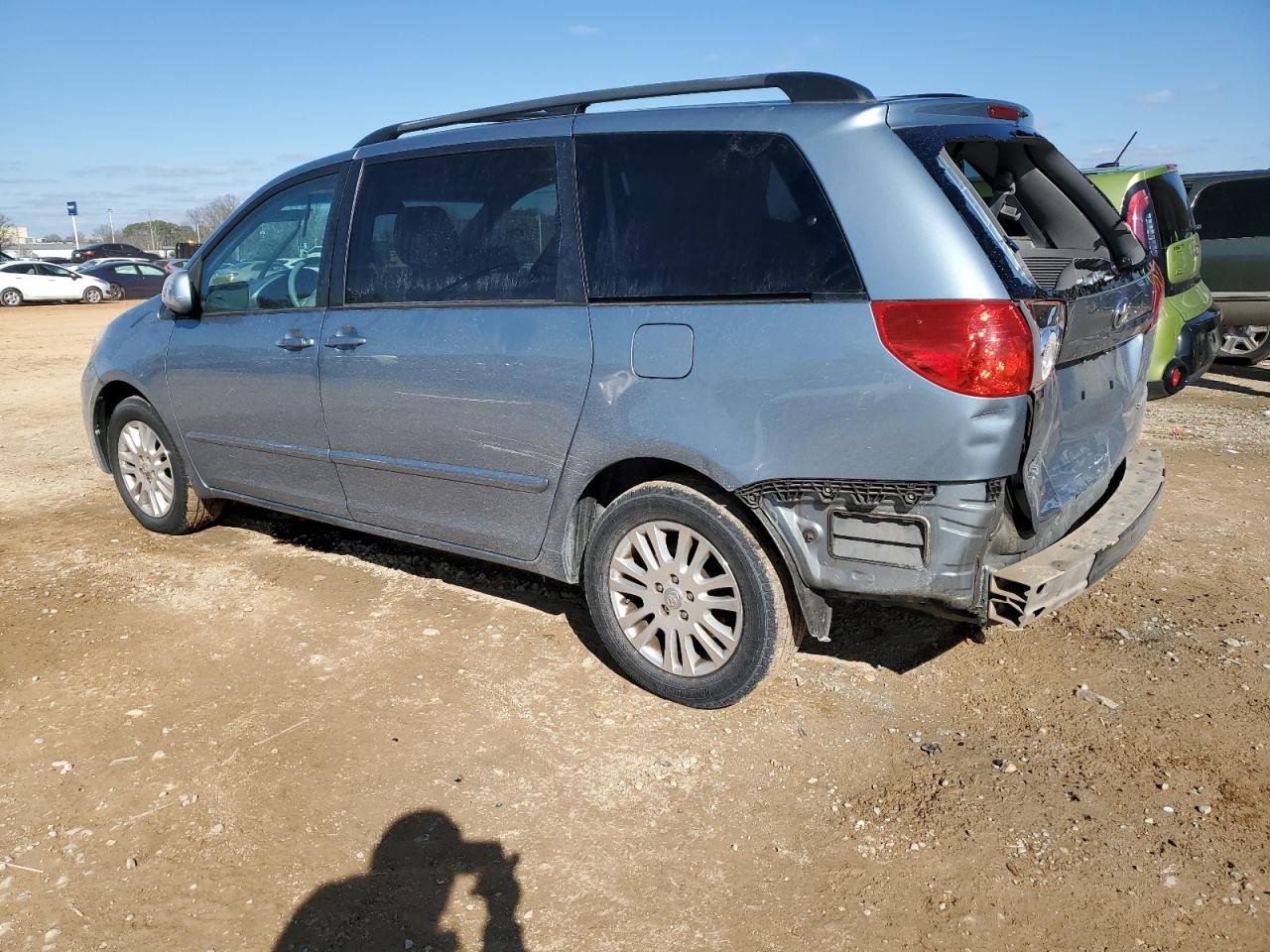 2010 Toyota Sienna - Image 2
