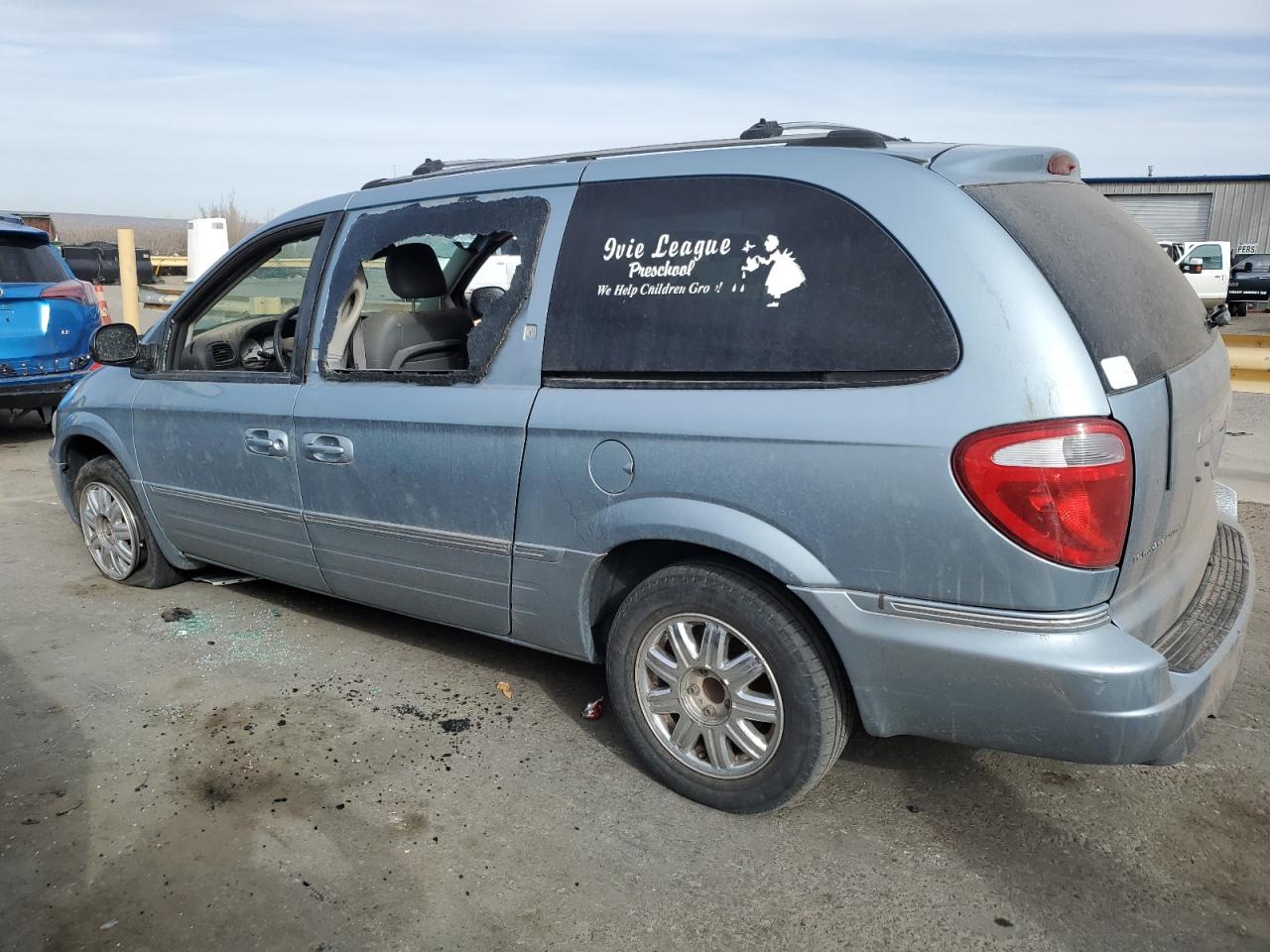 2006 Chrysler Town & Country - Image 2