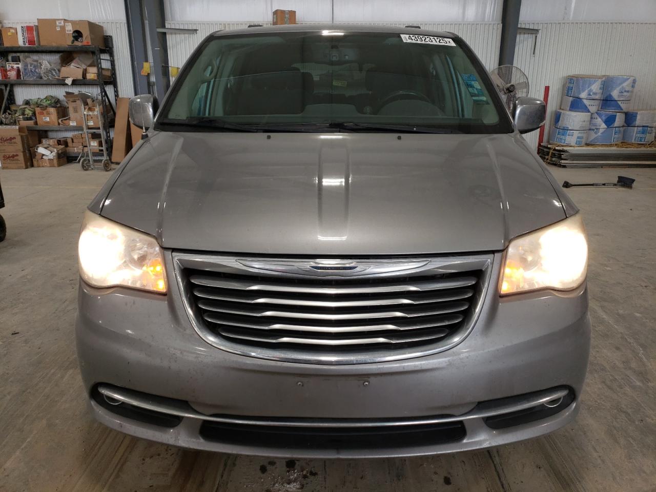 2014 Chrysler Town & Country - Image 5