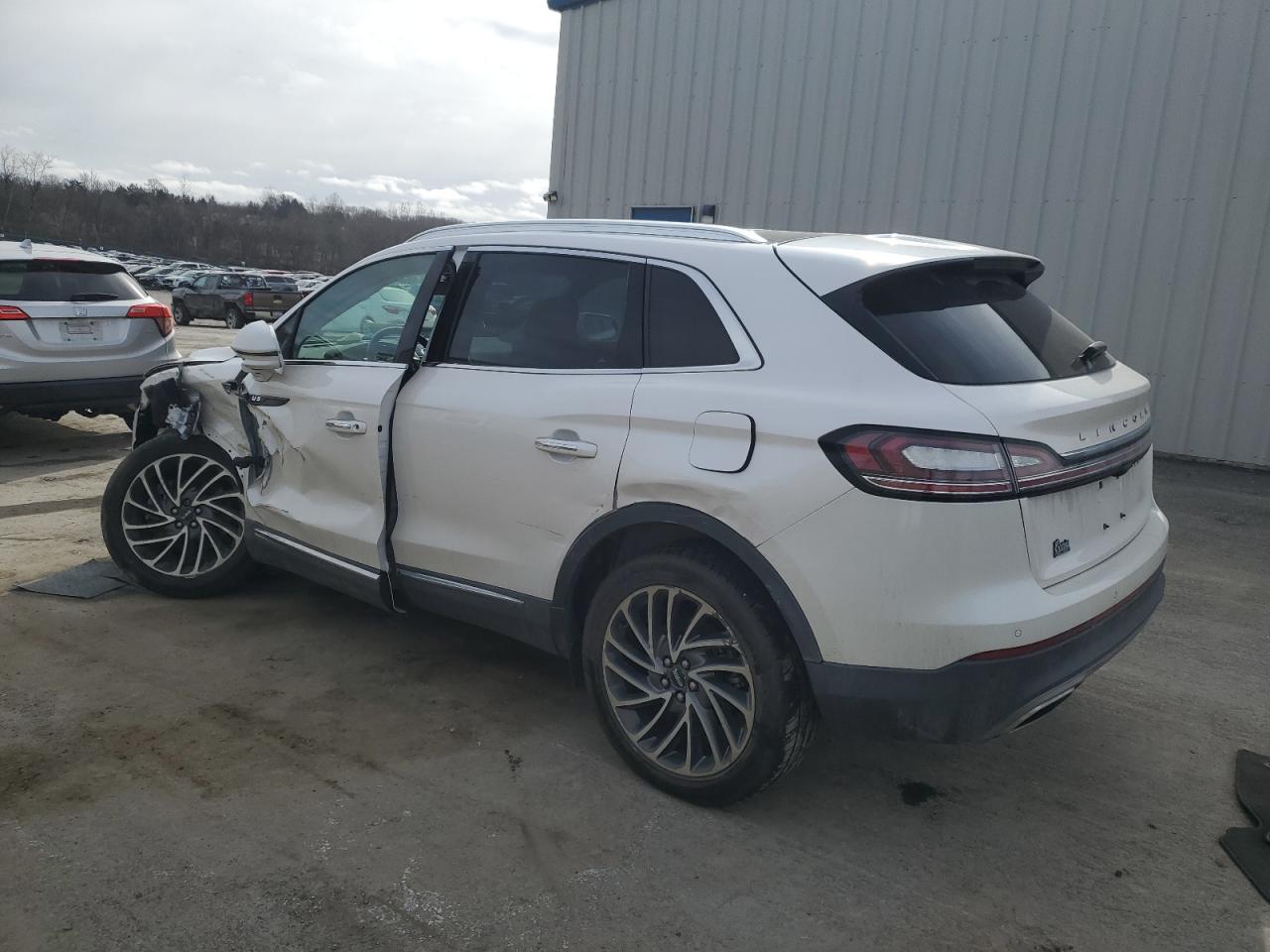 2019 Lincoln Nautilus - Image 2