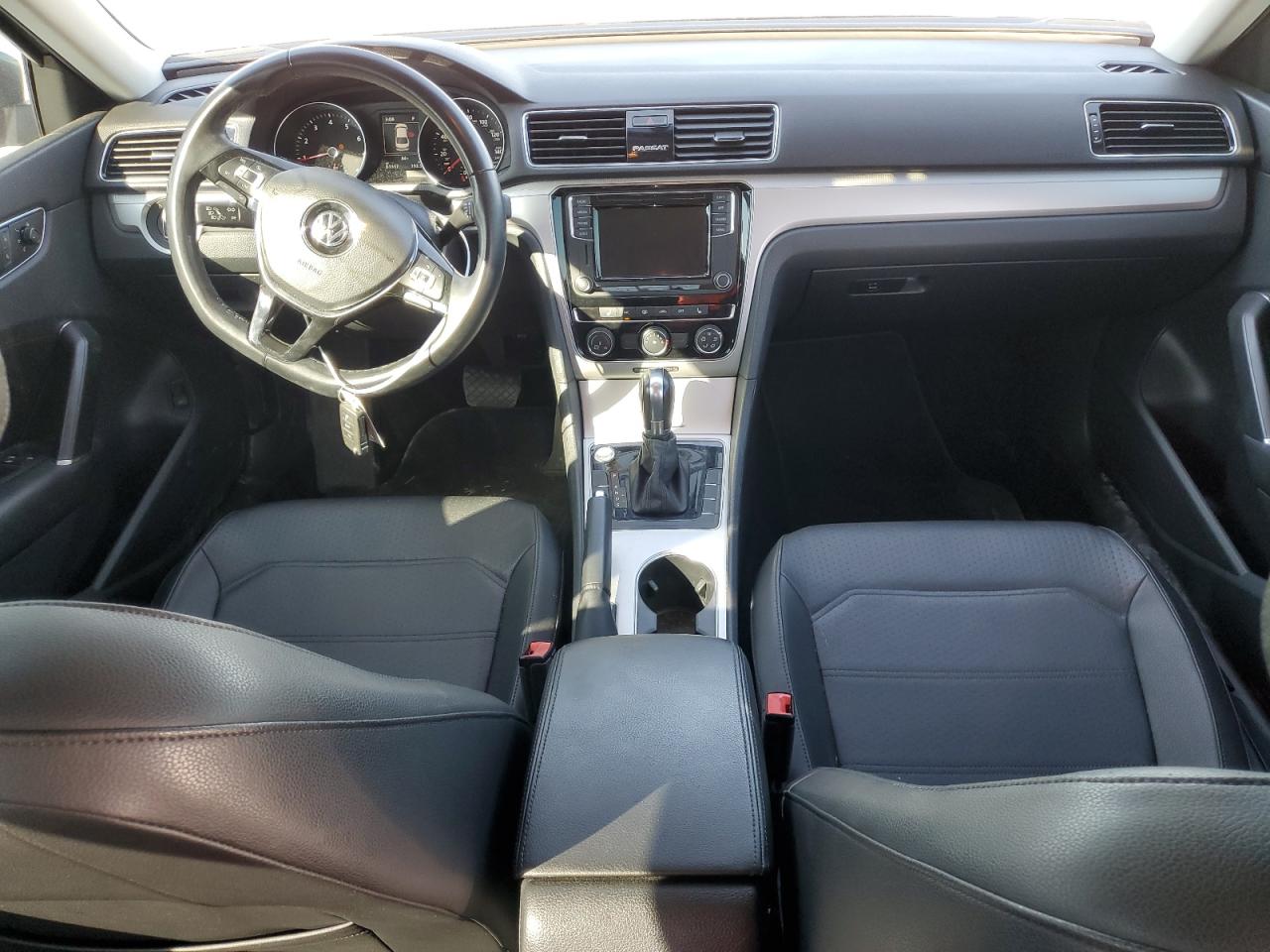 2019 Volkswagen Passat - Image 8