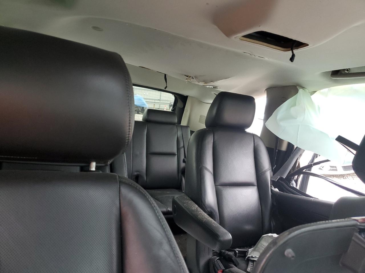 2011 Cadillac Escalade - Image 10