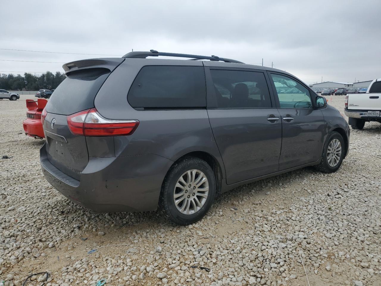 2017 Toyota Sienna - Image 3