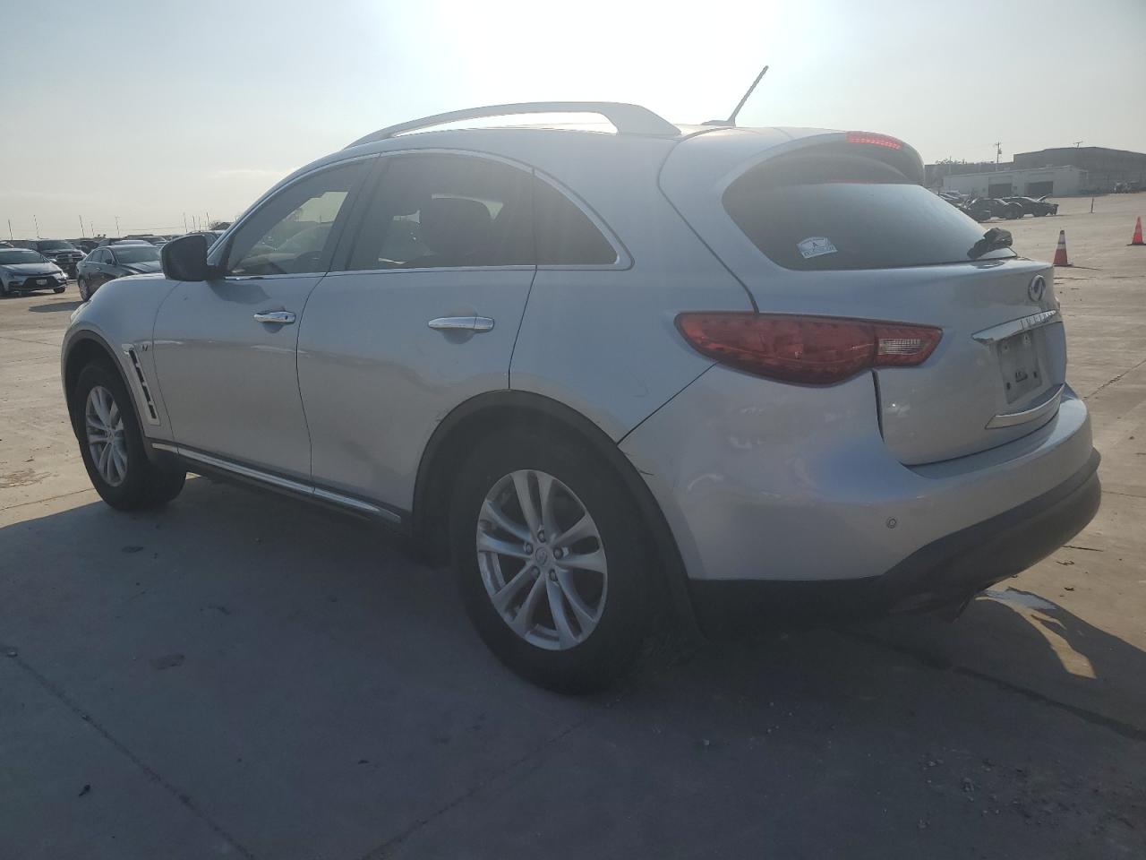 2017 Infiniti QX70 - Image 2