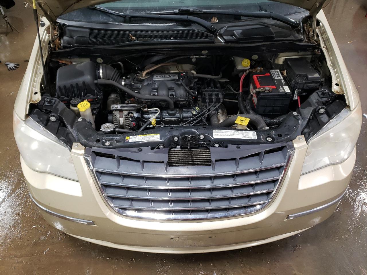 2010 Chrysler Town & Country - Image 12