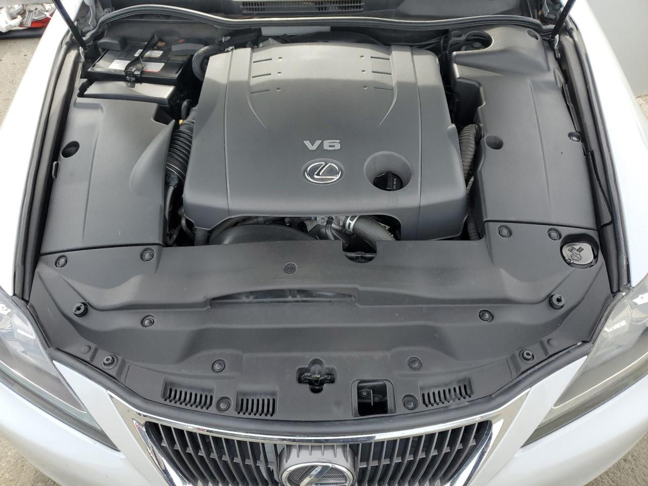 2011 Lexus IS - Image 11