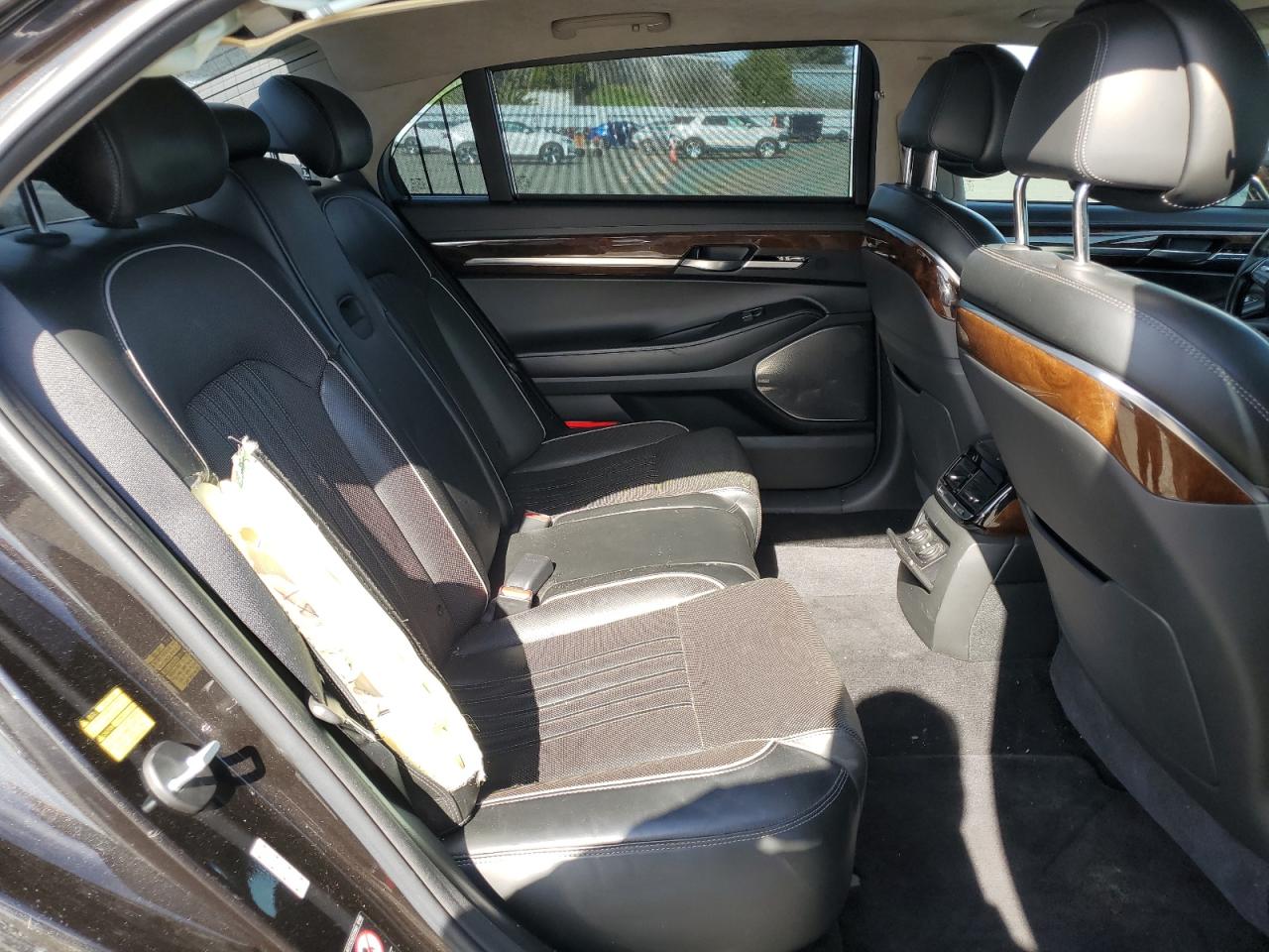 2018 Genesis G90 - Image 10