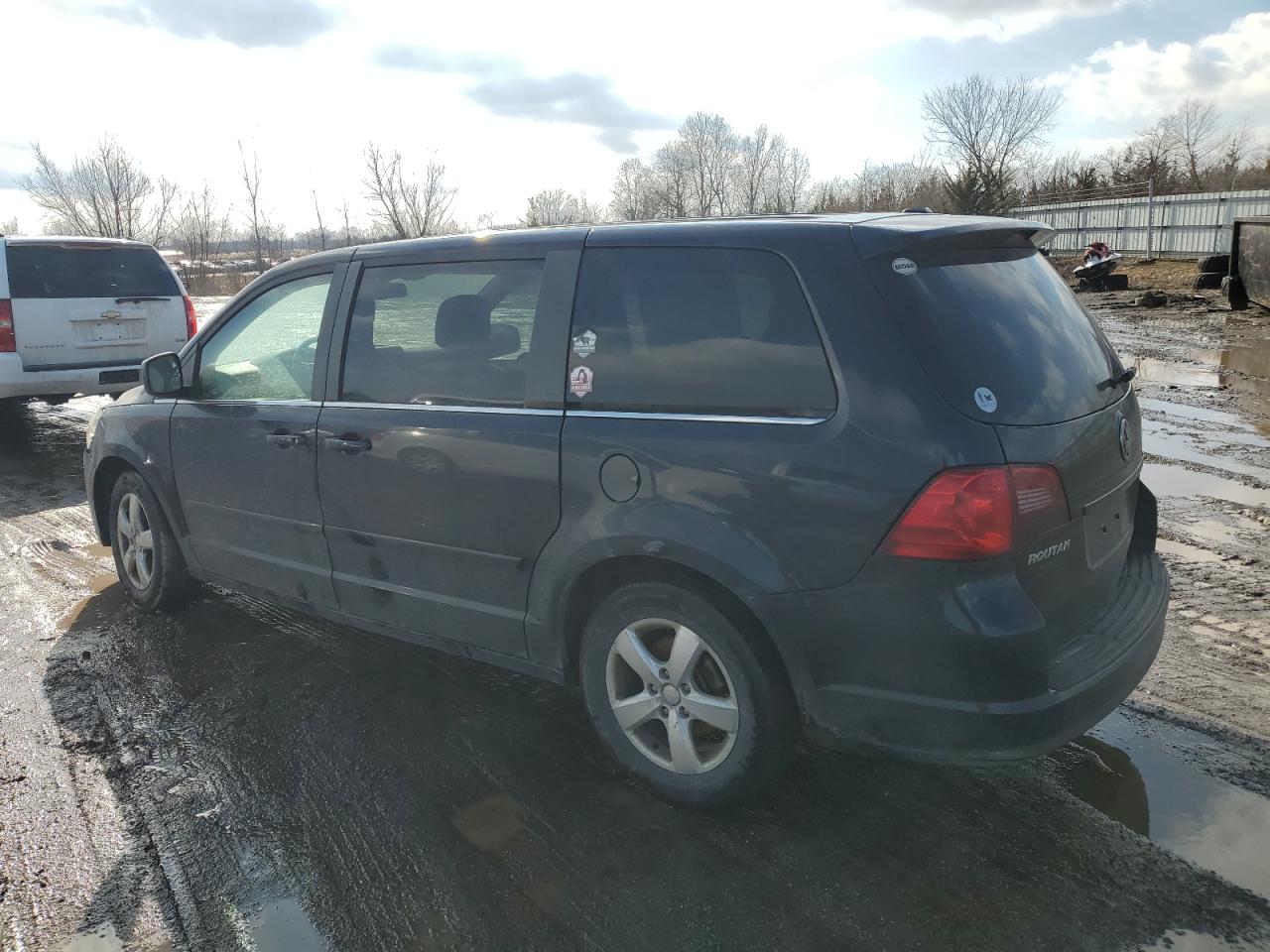 2010 Volkswagen Routan - Image 2