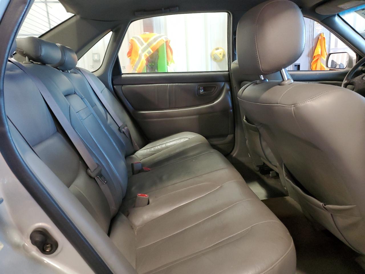 2002 Toyota Avalon - Image 10