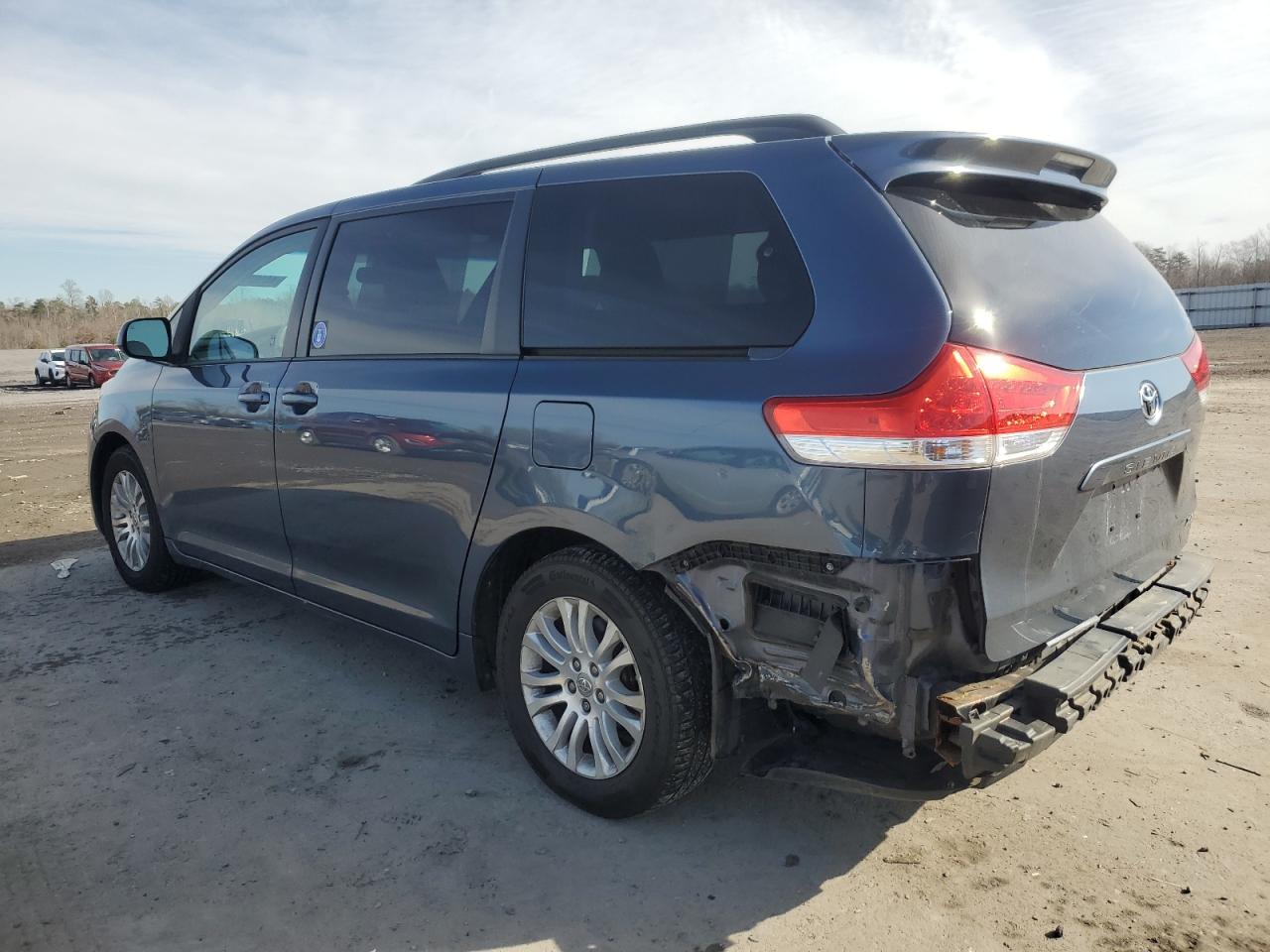 2013 Toyota Sienna - Image 2