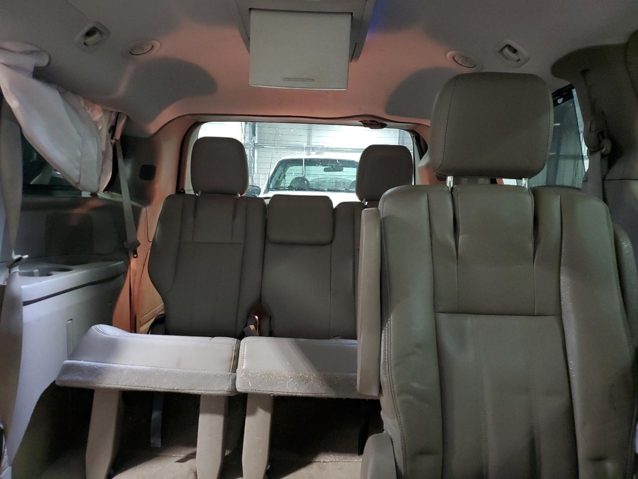 2015 Chrysler Town & Country - Image 10