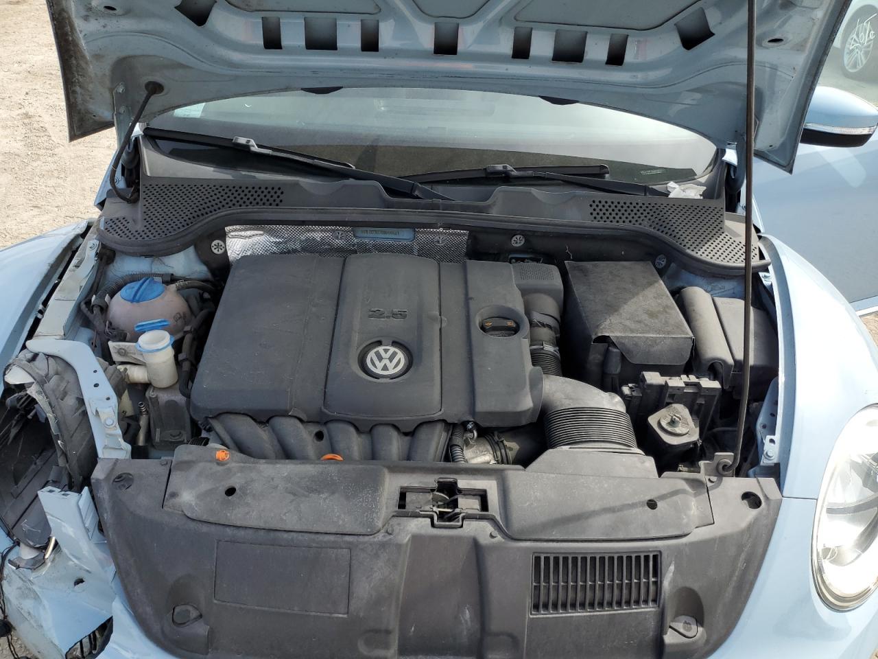 2013 Volkswagen Beetle - Image 12