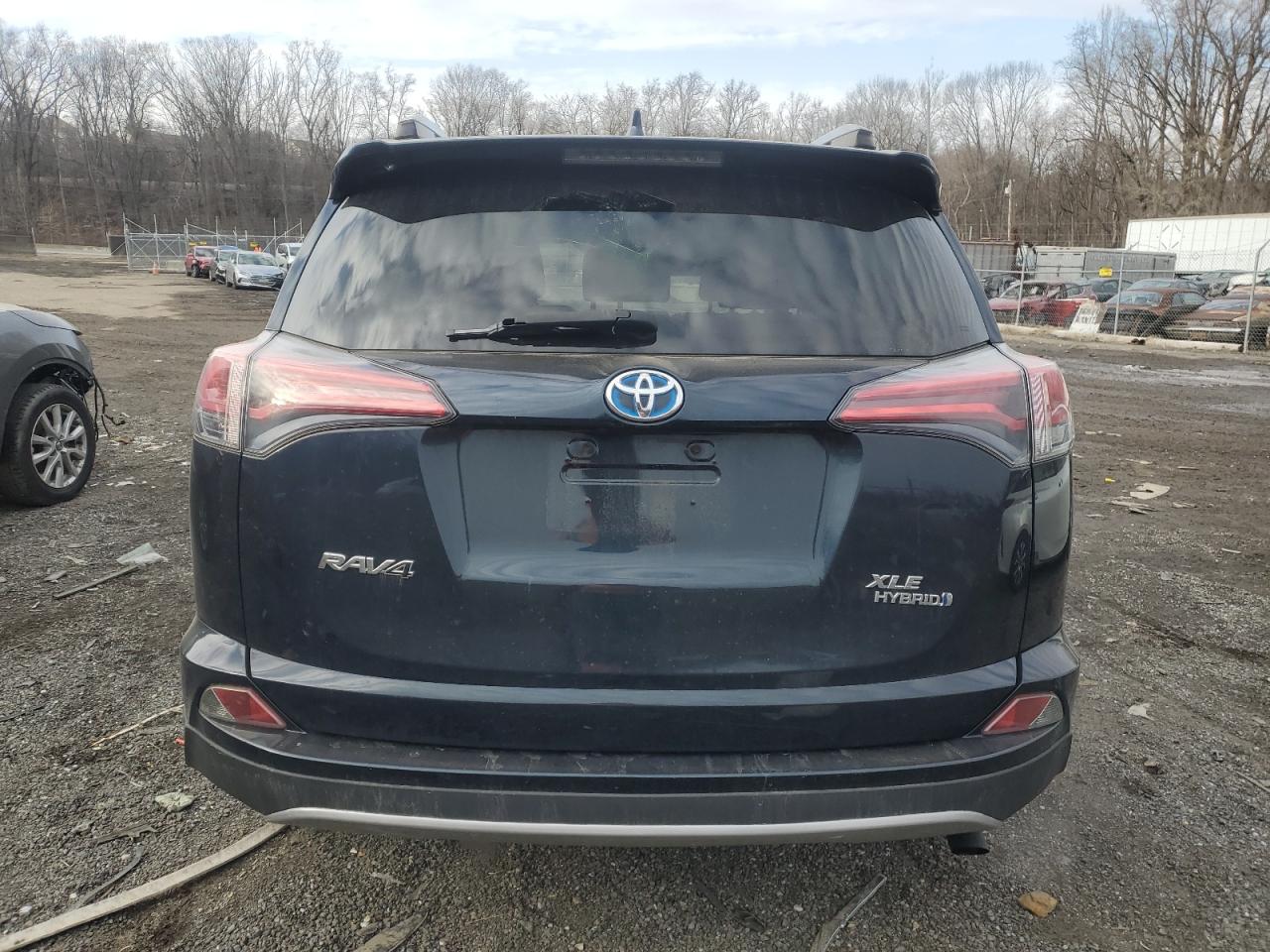 2017 Toyota RAV 4 - Image 6