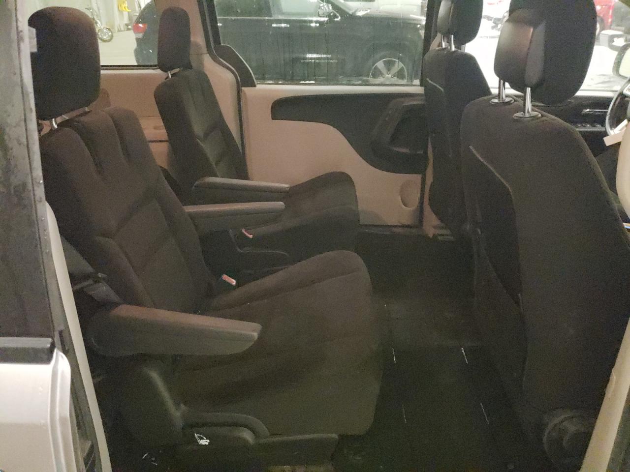 2016 Dodge Caravan - Image 11