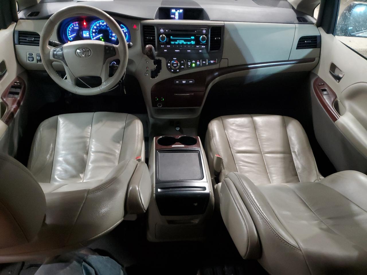 2012 Toyota Sienna - Image 8