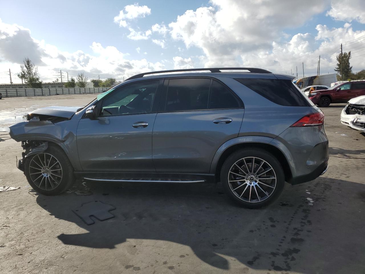 2022 Mercedes-Benz GLE - Image 2