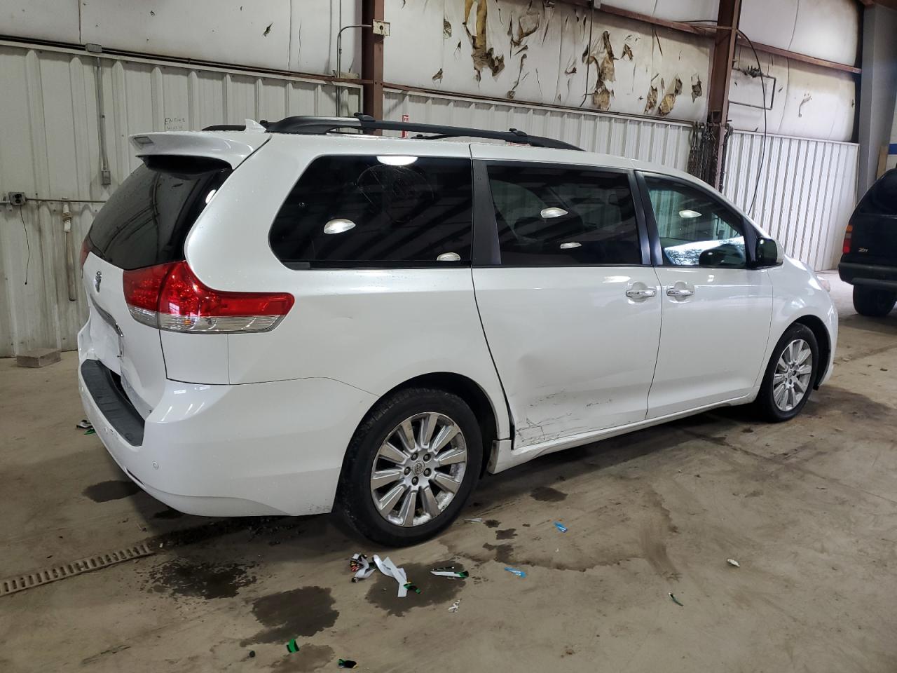 2011 Toyota Sienna - Image 3