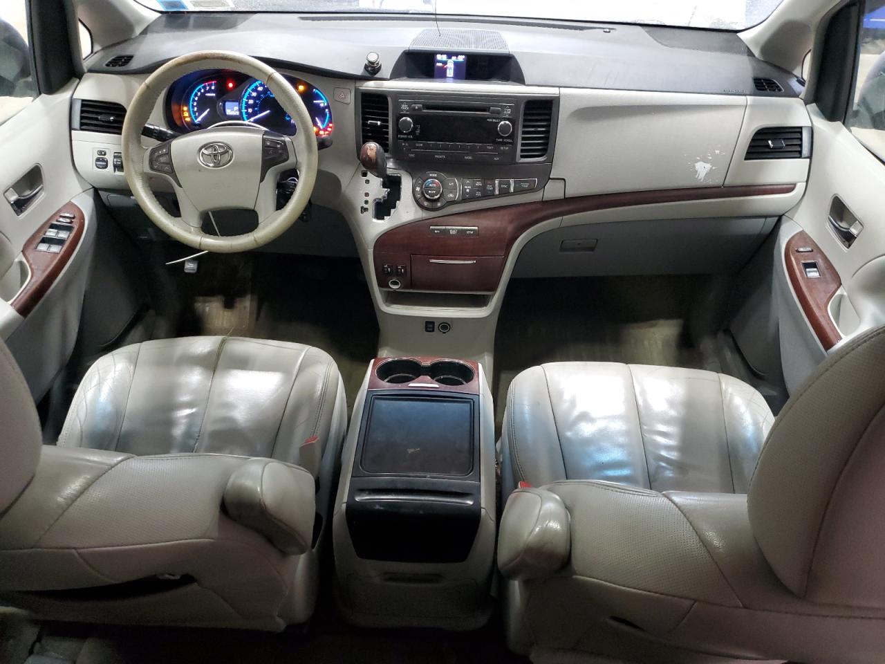 2013 Toyota Sienna - Image 8