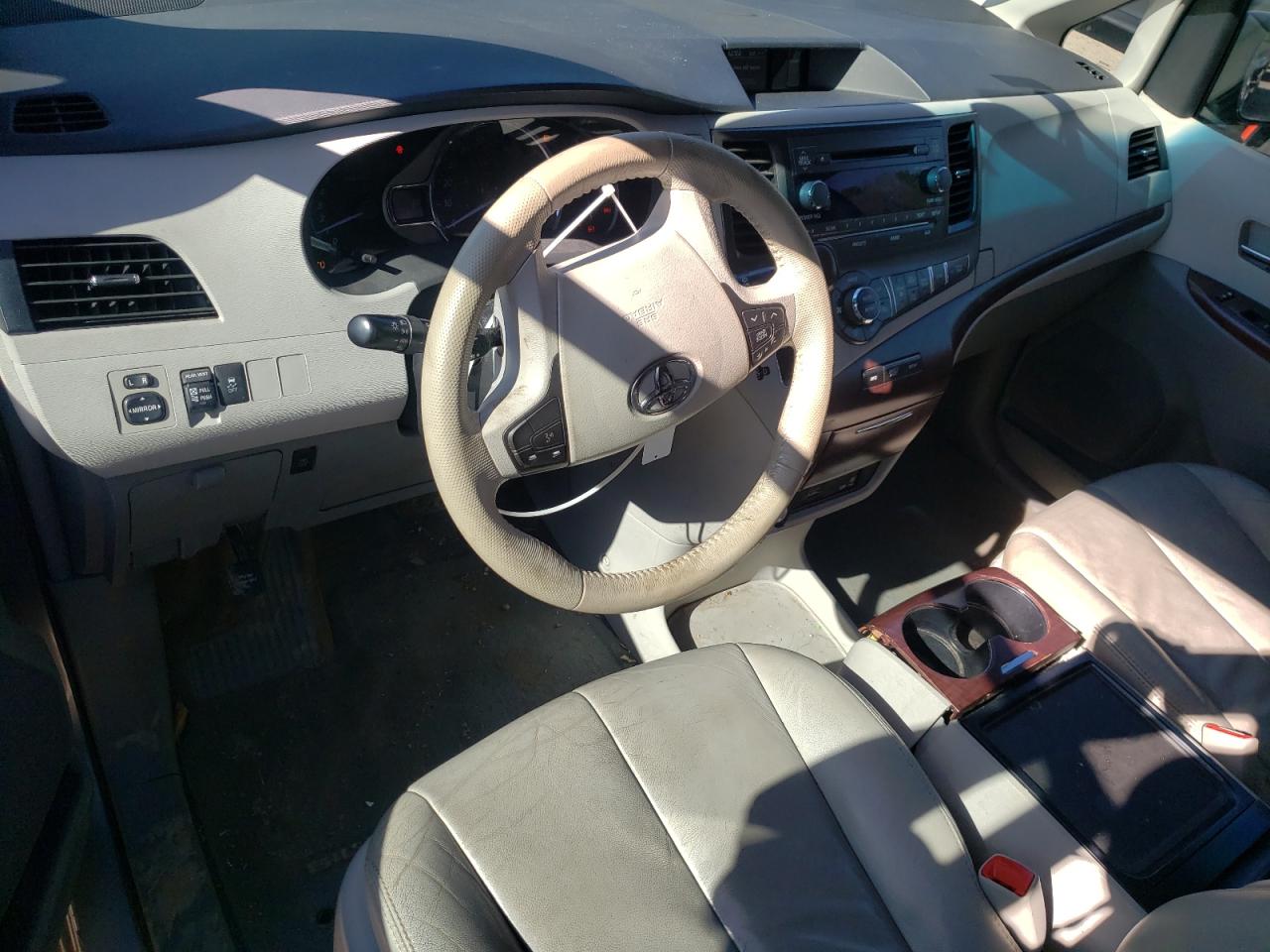 2012 Toyota Sienna - Image 8
