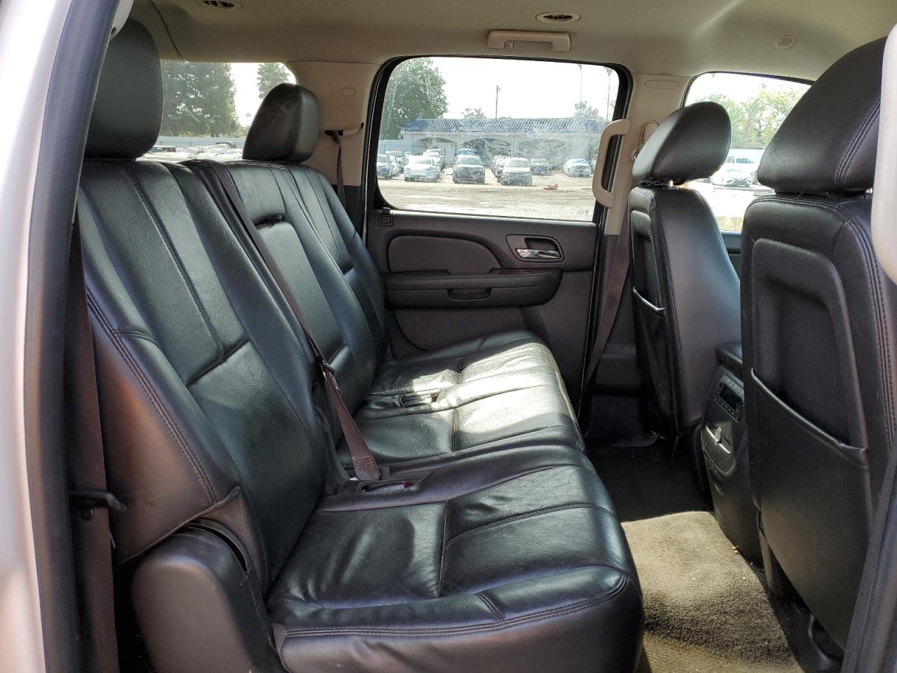 2014 Chevrolet Suburban - Image 12