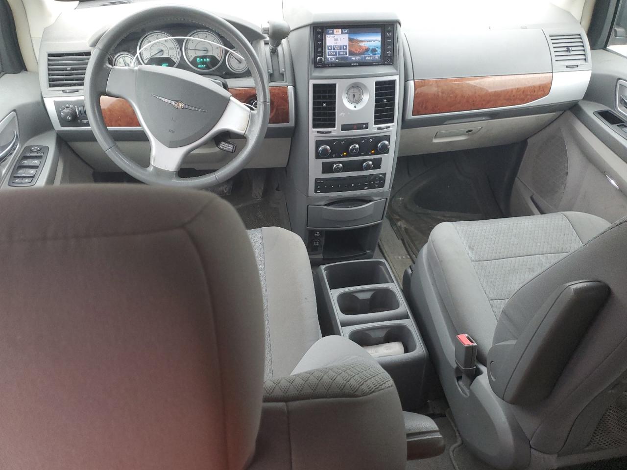 2009 Chrysler Town & Country - Image 8