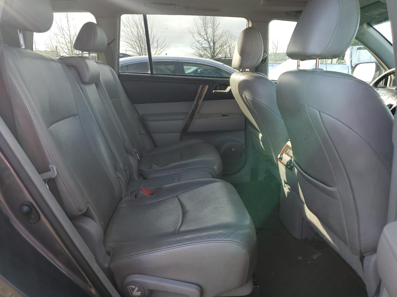 2013 Toyota Highlander - Image 11