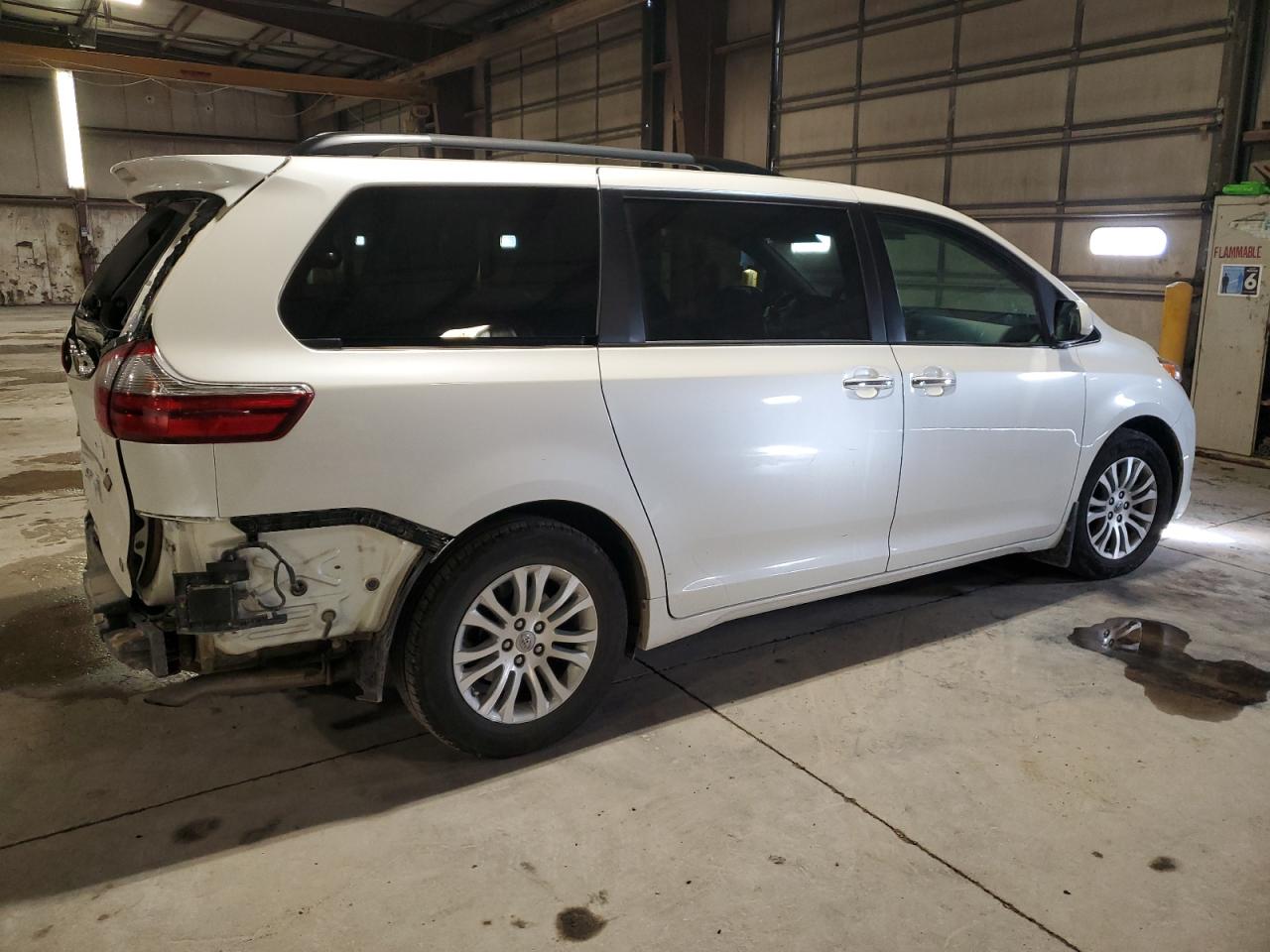 2017 Toyota Sienna - Image 3