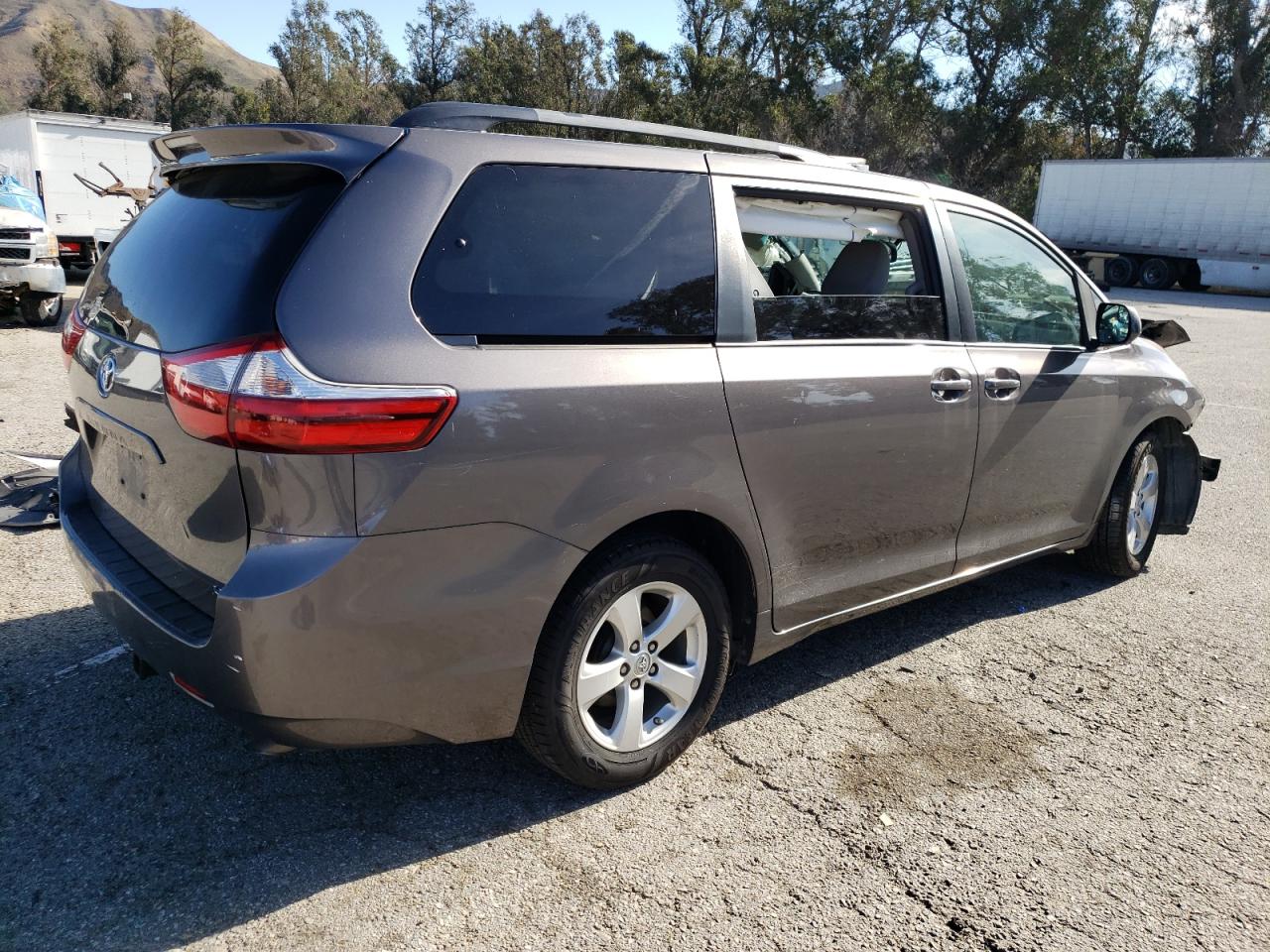 2015 Toyota Sienna - Image 3