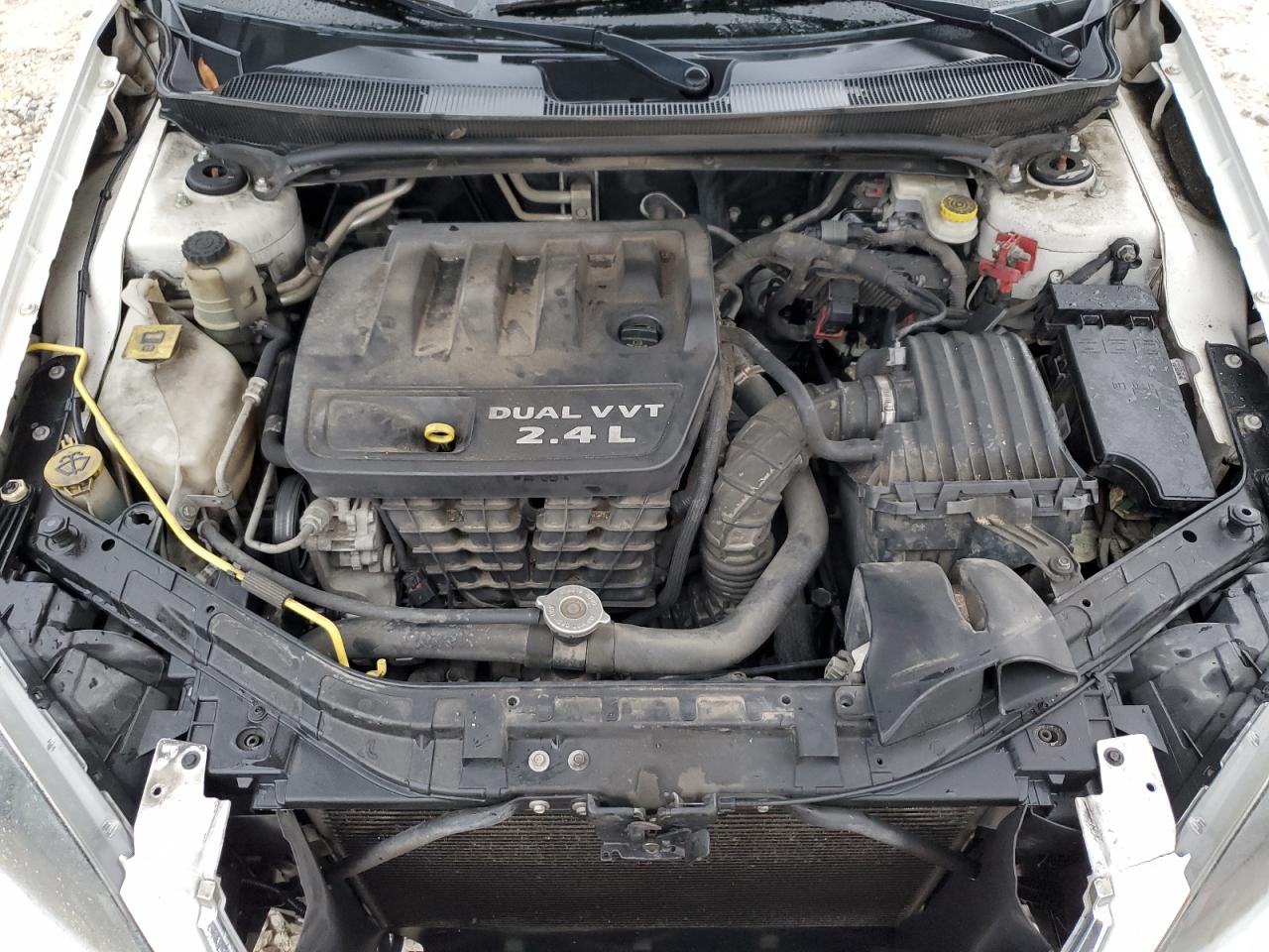 2013 Chrysler 200 - Image 11