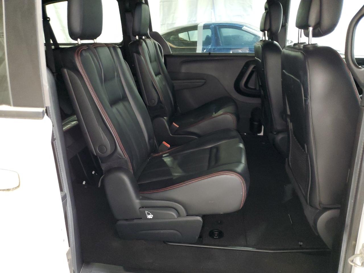 2018 Dodge Caravan - Image 11