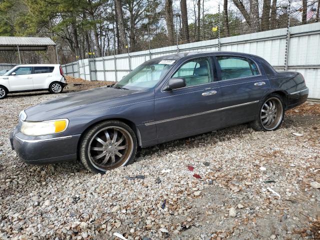 2001 Lincoln Town Car Signature იყიდება Austell-ში, GA - Front End